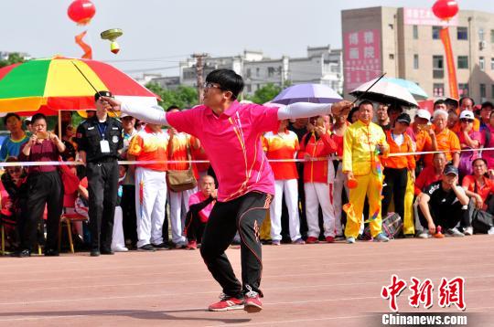 图为单轮空竹男子A组自选套路参赛选手进行“摆尾脱线”规定动作表演。　赵庆斌摄