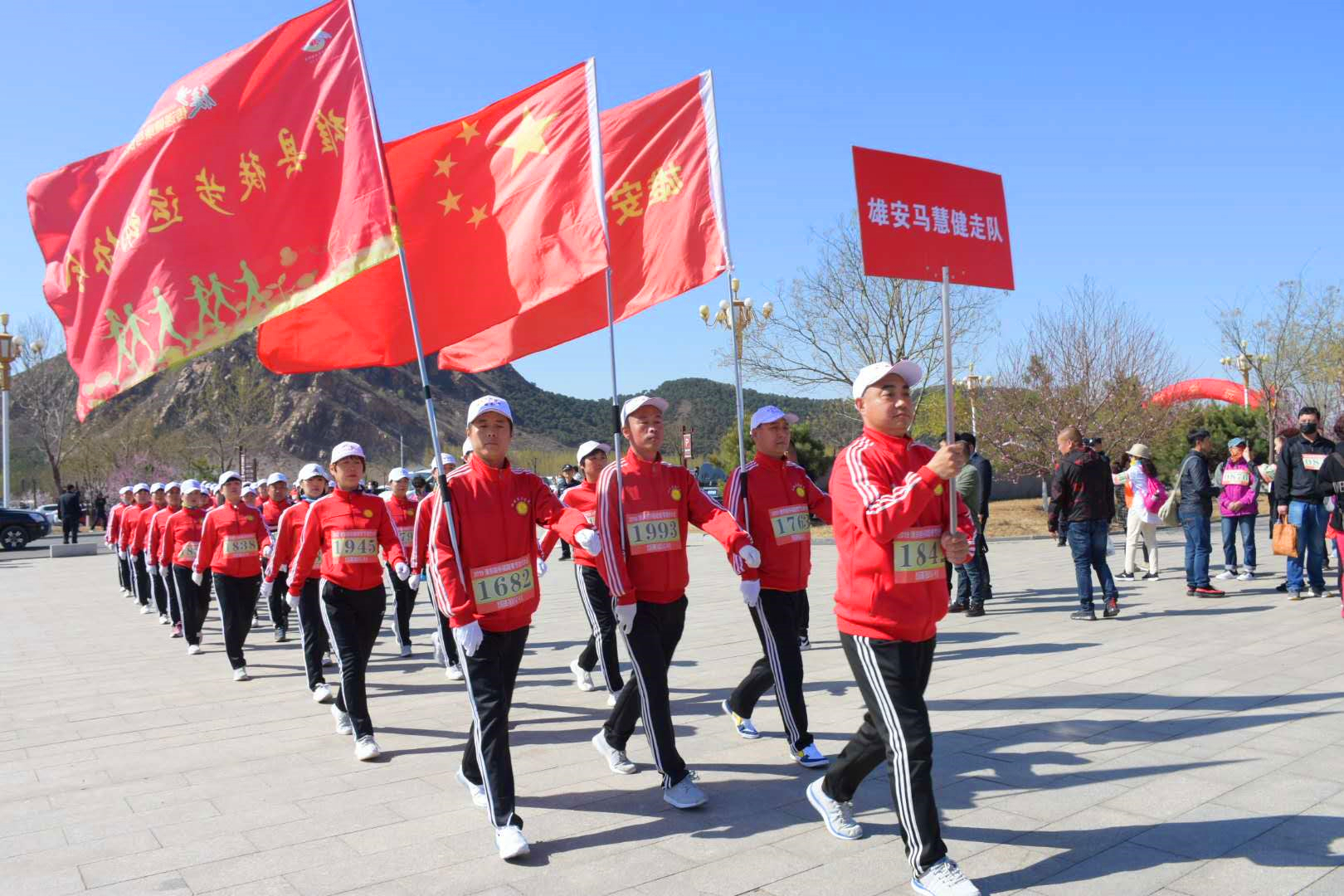 各地驴友参加徒步大会活动享受运动快乐 张旭 摄7.jpg