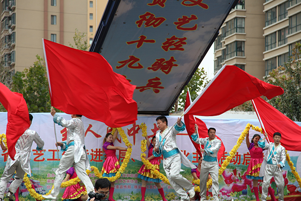 10月14日，河北心连心艺术团为塔元庄村民表演节目.JPG