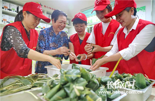 秦皇岛：粽香拉近邻里情