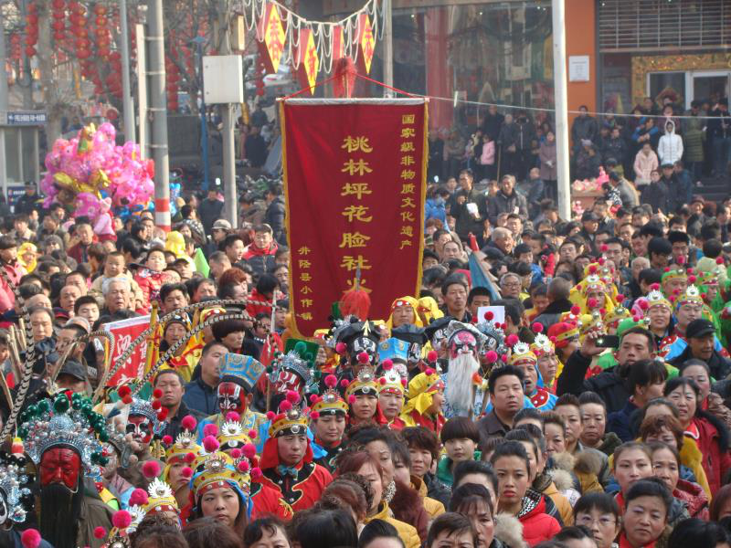 红白黑三色涂脸谱刀枪棍打造太平年井陉社火成为乡土文化有“趣”的大餐