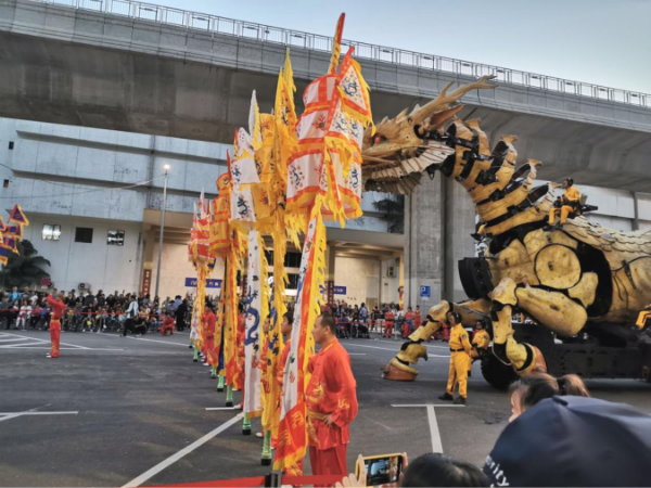 河北中幡艺术团亮相澳门“龙马精神”巡游活动